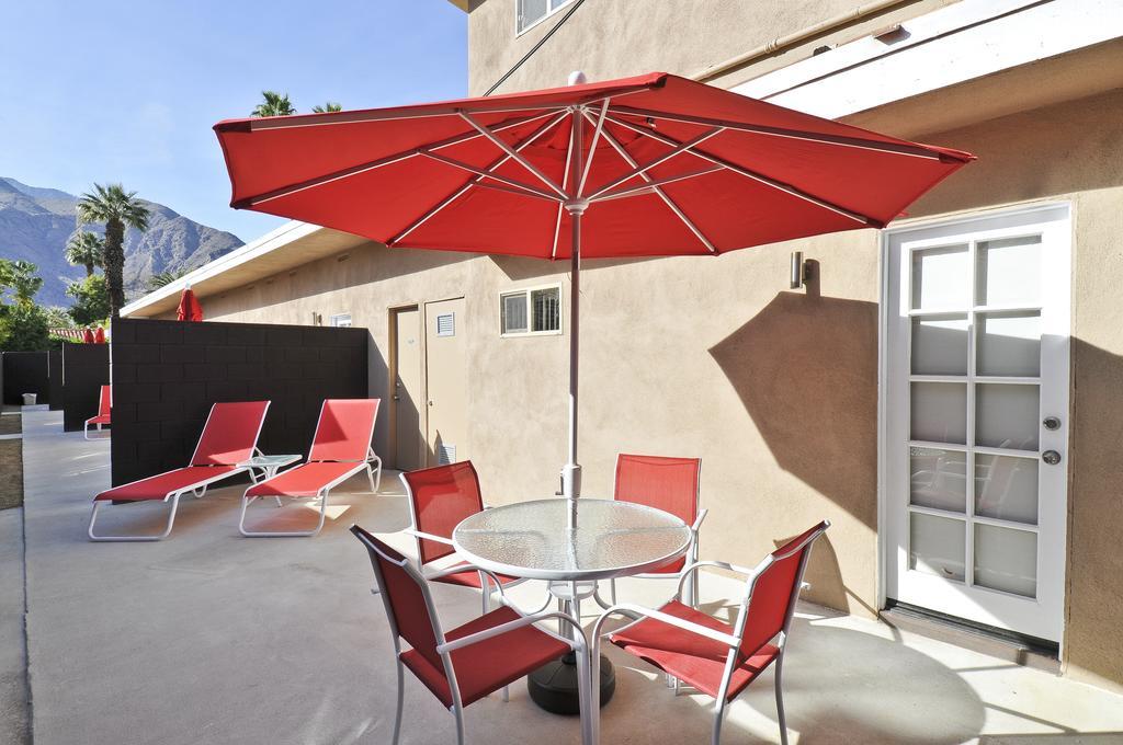 Bearfoot Inn - Clothing Optional Hotel For Gay Men Palm Springs Room photo