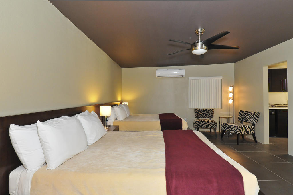 Bearfoot Inn - Clothing Optional Hotel For Gay Men Palm Springs Room photo