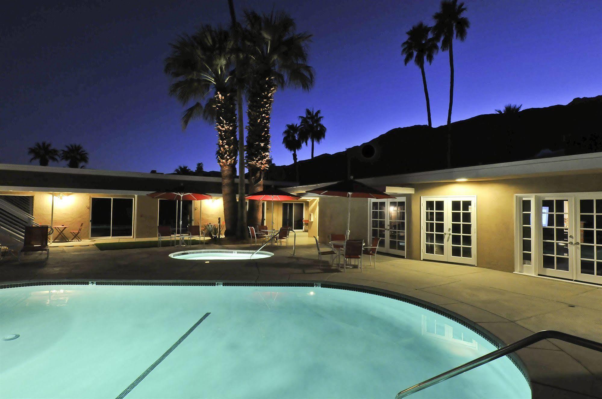 Bearfoot Inn - Clothing Optional Hotel For Gay Men Palm Springs Exterior photo