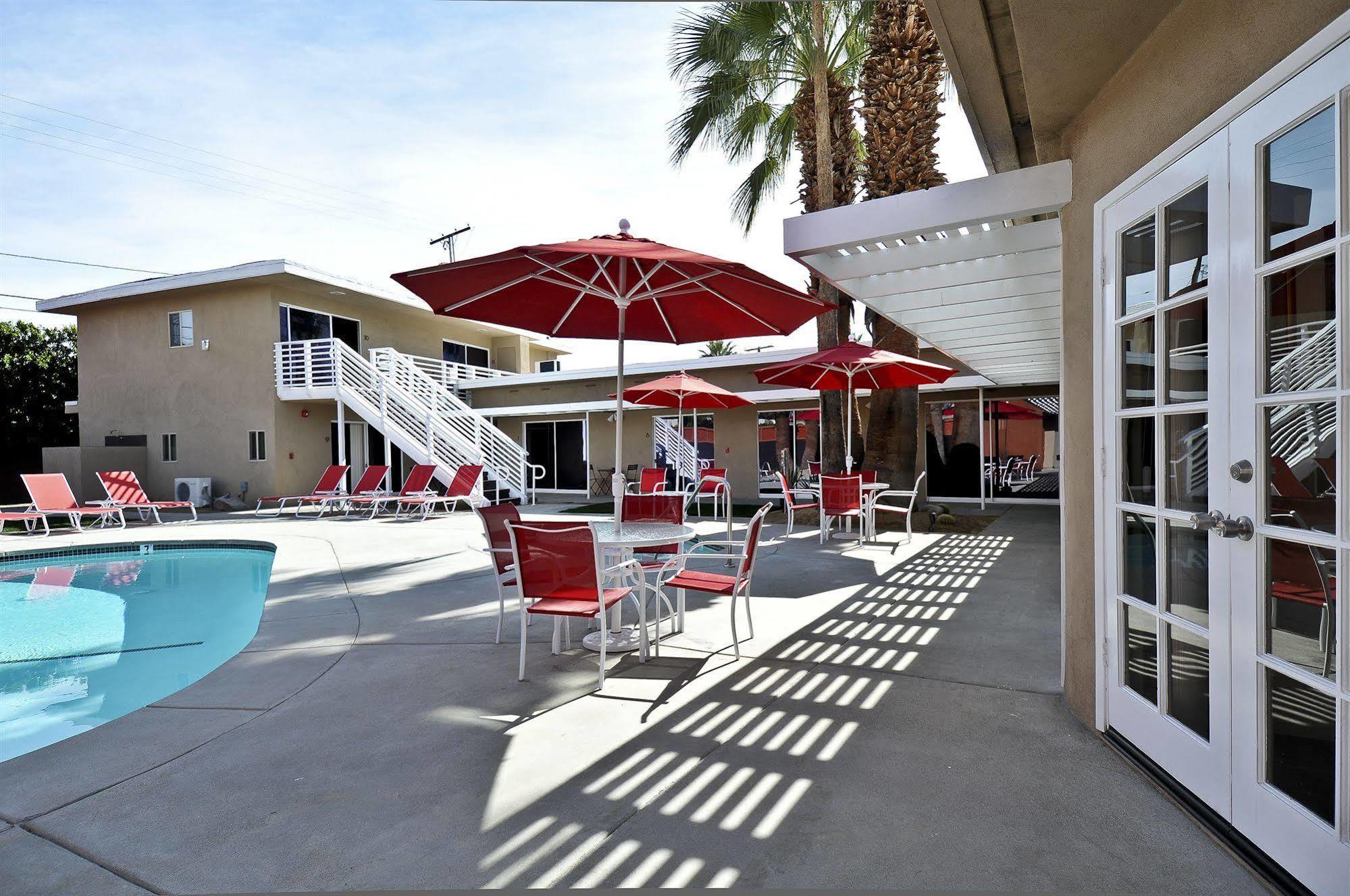 Bearfoot Inn - Clothing Optional Hotel For Gay Men Palm Springs Exterior photo